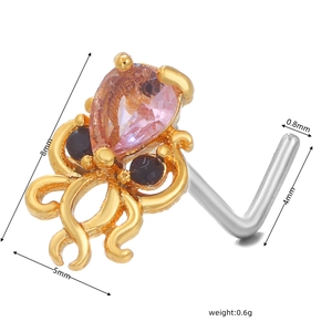 Vista macro del piercing al naso a forma di polpo con pietra rosa e dimensioni
