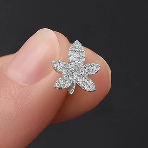 Détail d'une boucle d'oreille feuille d'érable en argent avec pavage de zircons cubiques