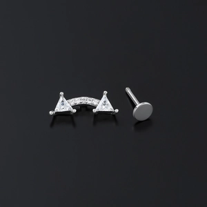 Vue macro d'un piercing labret en acier argenté avec zircone micro-pavé et gemmes triangles