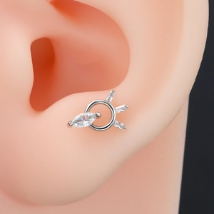 Gros plan d'un piercing labret en argent serti de zircons sur un modèle d'oreille