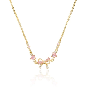 Collier nœud doré avec pierres roses en forme de cœur et zircons sur fond blanc