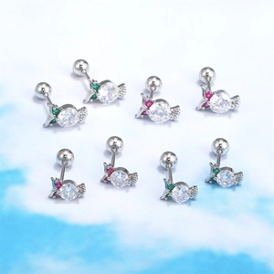 Macro-opname van strikvormige kraakbeenpiercings met zirkonia en gekleurde stenen
