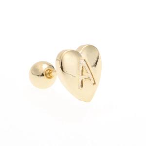Boucle d'oreille cœur dorée avec lettre A gravée et fermeture à vis sécurisée