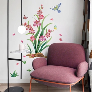 Stickers muraux avec orchidées roses, papillons et oiseaux dans un salon contemporain