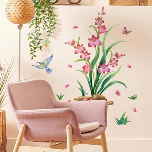 Stickers muraux fleurs d'orchidées roses avec colibri et papillon dans un salon moderne