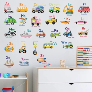 Detailansicht von ABC-Alphabet-Wandstickern mit Autos für das Kinderzimmer an der Wand
