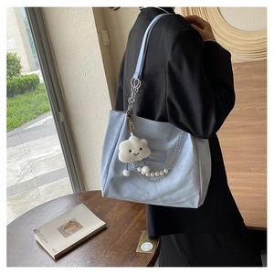 Détail du sac cabas en cuir PU bleu clair avec chaîne de perles et charme nuage