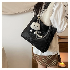 Détail du sac cabas en velours noir avec chaîne perlée et pendentif nuage en peluche