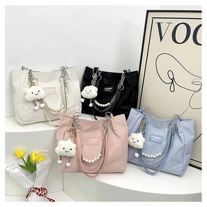 Grand Sac Cabas Femme en Cuir PU Décoration de Chaîne de Künstliche Perles Élégant Sac à Épaule Style Coréen Avec Pendentif en Peluche Nuage Sac à Main Décontracté