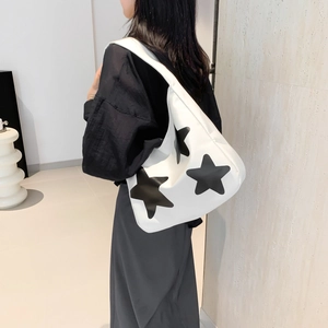 Witte hobo schoudertas met zwarte sterren en brede riem in trendy streetwear-stijl