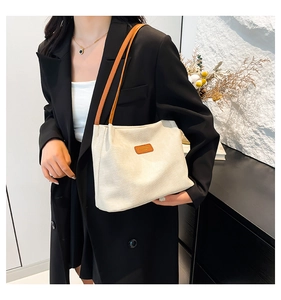 Détail du sac fourre-tout en velours côtelé blanc cassé avec lanières en cuir marron