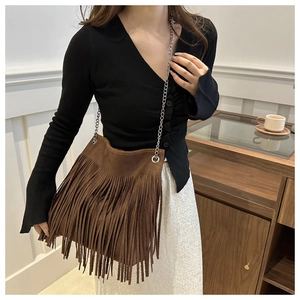 Sac fourre-tout en daim marron avec longues franges bohèmes et bandoulière chaîne