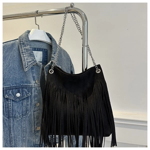 Détail du sac à franges noir avec de longues pampilles et une bandoulière en chaîne