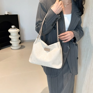 Sac fourre-tout chic en toile beige pour femme avec bretelles en cuir et écusson épuré