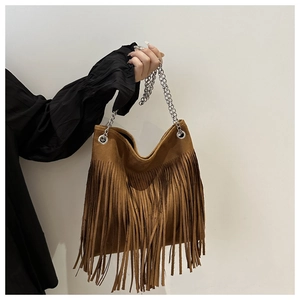 Sac cabas en daim marron avec longues franges et bandoulière chaîne au style bohème