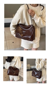 Détails macro du sac cabas en cuir ciré marron foncé avec chaîne et finitions argentées