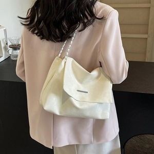 Sac fourre-tout minimaliste en cuir blanc avec bandoulière chaîne et détails en métal