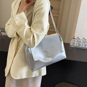 Sac bandoulière argenté moderne avec bandoulière en chaîne tressée et rabat stylé