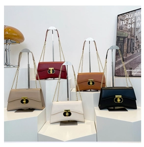 Sacs à chaîne minimalistes en cinq couleurs sur supports géométriques avec boucle en or