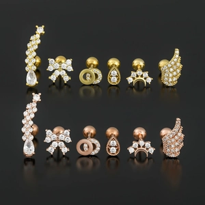 Set de pendientes de titanio y circonitas con diseños de alas en oro y oro rosa