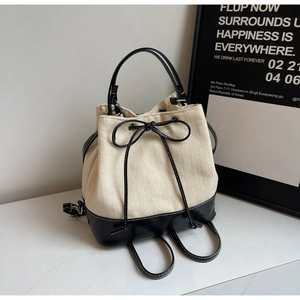 Minimalistische Beuteltasche aus beigem Canvas mit schwarzem Lederboden und Zugband