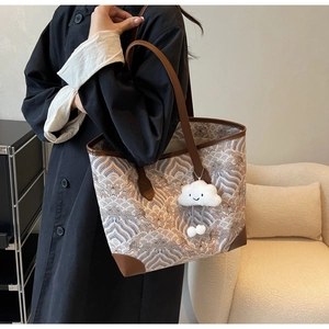 Détail du grand sac cabas avec imprimé de vagues chinoises et poignées en cuir brun