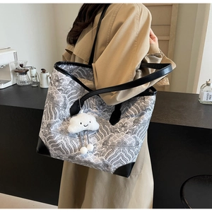 Grand sac cabas élégant avec motif de vagues et breloque nuage en peluche sur modèle