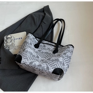 Grand sac cabas avec motifs à vagues et finitions en similicuir noir sur les bordures