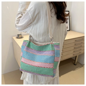 Sac fourre-tout en toile à rayures colorées avec texture tissée et fines bretelles