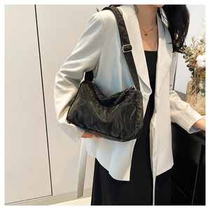 Große schwarze Falten-Tasche mit breitem Schultergurt für Freizeit- oder Umhängetaschen-Stil