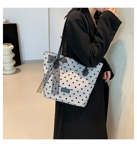 Sac fourre-tout à pois orné d'un grand nœud en dentelle noire et bandoulières fines