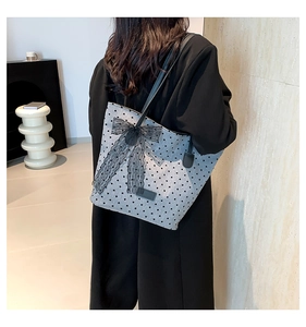 Sac fourre-tout gris à pois en forme de cœur noir avec nœud en dentelle sur l'épaule