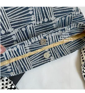 Detail view of the strong magnetic buckle and woven texture on a casual canvas tote bag
