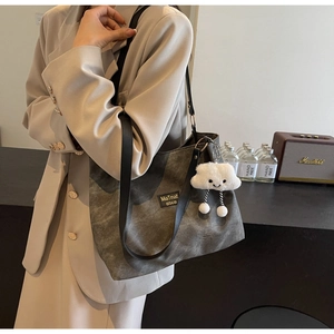 Sac cabas en toile grise texturée avec bandoulière noire et breloque nuage pour le quotidien