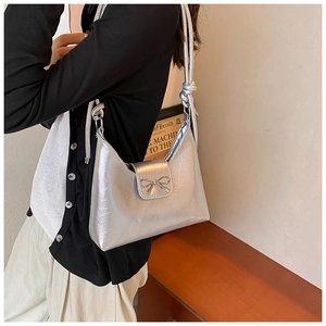 Schicke silberne Schleifen-Eimertasche mit Metallic-Textur und Knotengurt für Damen