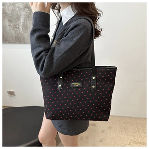 Sac fourre-tout noir à motif cœurs rouges et patch mode pour le quotidien chic