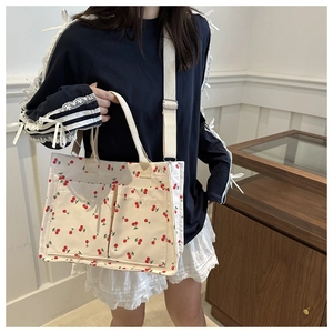 Sac fourre-tout en toile à imprimé cerises avec poches avant et bandoulière réglable