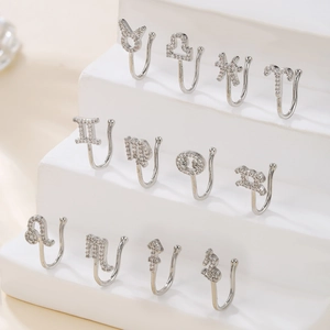 Silberne Sternzeichen Nasenclips ohne Piercing mit Zirkonia auf weißem Display