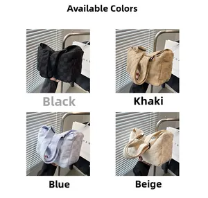 Détail de sacs bandoulière en nylon avec motifs à damiers en noir, kaki, bleu et beige
