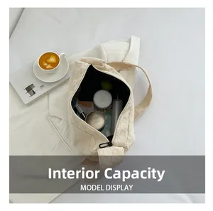 Capacité interne du sac hobo tressé crème avec cosmétiques pour les essentiels quotidiens