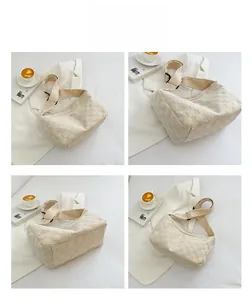 Détails du sac cabas beige tissé à damier avec boucle de sangle noire réglable