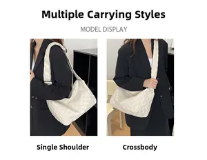 Détail du sac hobo à damier blanc montrant le porté épaule et en bandoulière