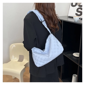 Sac hobo bleu clair à motif damier pour femme avec large bandoulière réglable