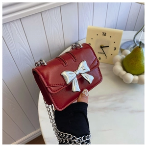 Mini sac bandoulière en similicuir rouge avec nœud en métal argenté et chaîne