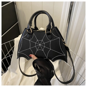 Détail du sac gothique en forme de chauve-souris avec broderie toile d'araignée
