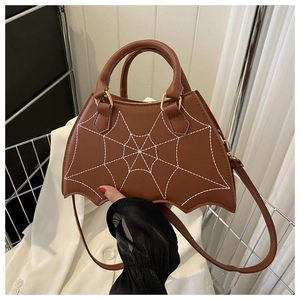 Détail macro du sac chauve-souris marron avec coutures toile d'araignée et texture PU