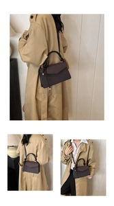 Mehrere Ansichten einer schwarzen Umschlagtasche mit Herzprint und Griff zum Trenchcoat