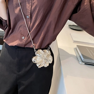 Elegante pochette a fiore in metallo argento con catenina indossata da modella