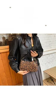 Dettaglio borsa baguette leopardata con tracolla nera e trama in finta pelliccia