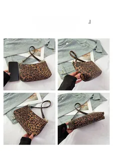Dettagli della piccola borsa a spalla leopardata con fibbie dorate e tracolla sottile